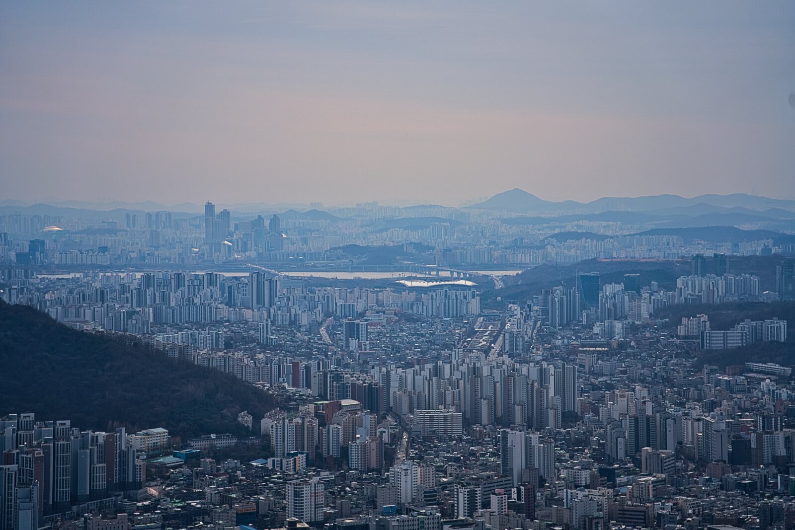 한국에 거주하는 일본인의 등산 북한산 족두리봉 서울 시내 풍경